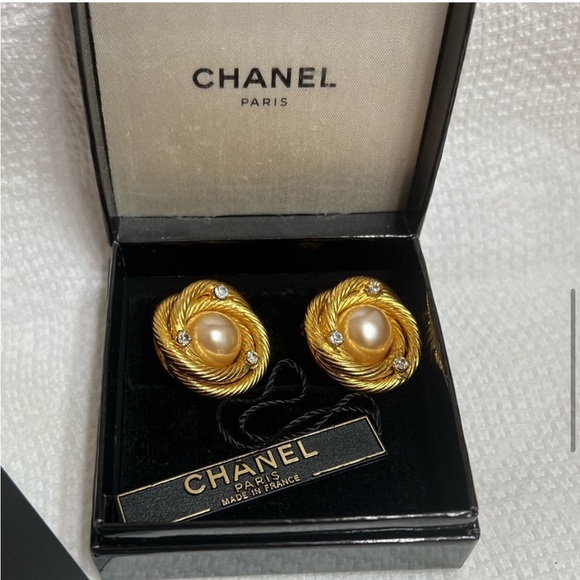 Authentic Chanel PEARL EARRINGS 24K plated - Picture 4 of 15